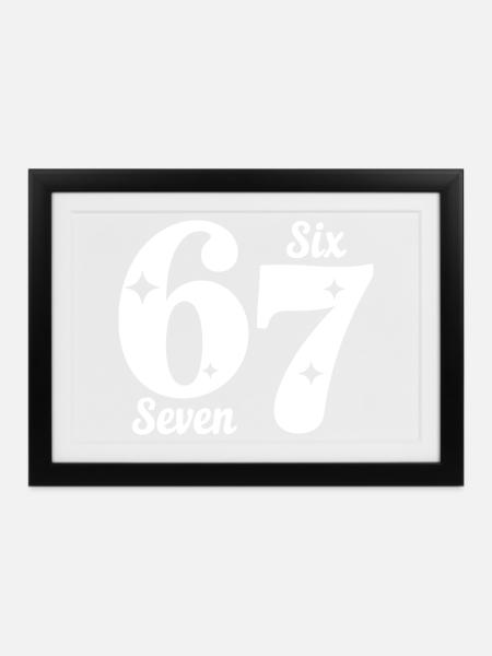 Funny Six Seven 67 - Six Seven SixSeven 6-7 - Gerahmtes Poster (37 × 27 cm) - Schwarz