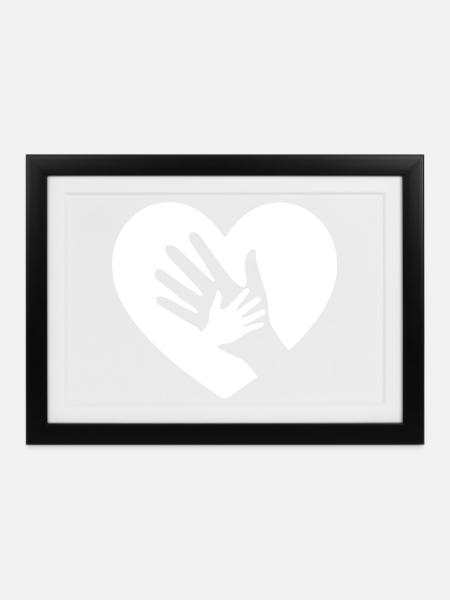 Hand aufs Herz - Gerahmtes Poster (37 × 27 cm) - Schwarz