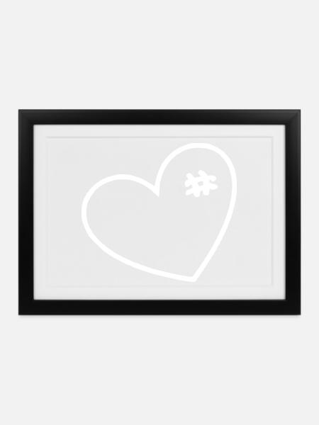 Weißes Herz mit Nähten - Gerahmtes Poster (37 × 27 cm) - Schwarz