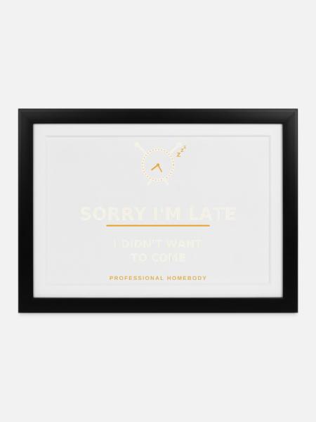 Zu spät zu allem — Stubenhocker - Gerahmtes Poster (37 × 27 cm) - Schwarz