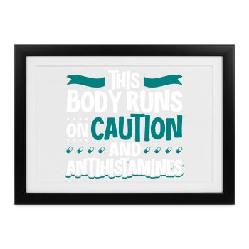 Körper mit Vorsicht - Antihistamin Power - Gerahmtes Poster (37 × 27 cm) - Schwarz - Vorne