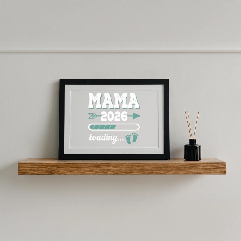 Mama 2026 Loading Werdender Mutter Geschenkidee Gerahmtes Poster (37 × 27 cm)
