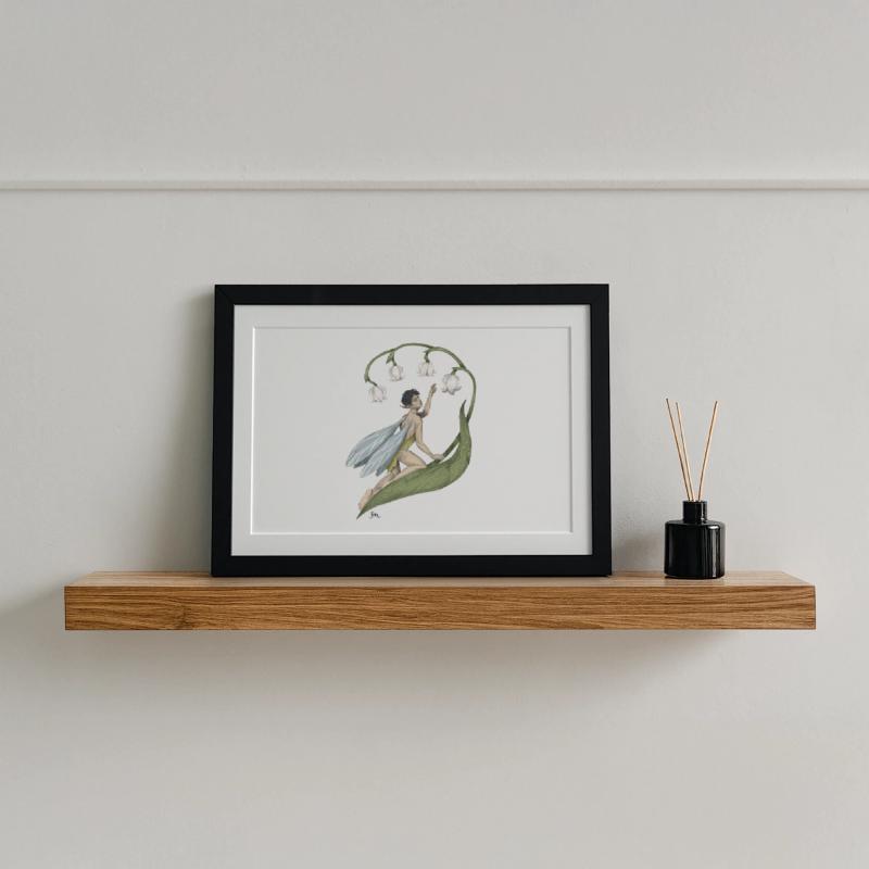 Pixie mit Maiglöckchen Gerahmtes Poster (37 × 27 cm)