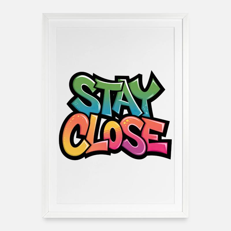 Bleib in der Nähe Graffiti-Typografie - Gerahmtes Poster (49 × 69 cm) - Weiß