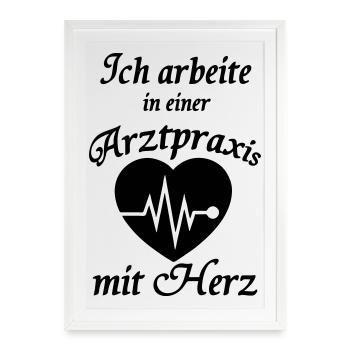 Arztpraxis mit Herz Geschenk Medizin Arzt - Gerahmtes Poster (49 × 69 cm) - Weiß - Vorne