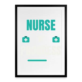 Nurse In Progress - Krankenschwester Ausbildung - Gerahmtes Poster (49 × 69 cm) - Schwarz - Vorne