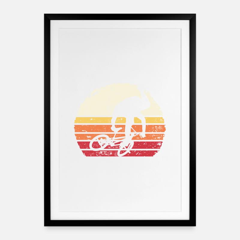 Silhouette de cycliste rétro au coucher du soleil - Affiche encadrée (49 × 69 cm) - noir