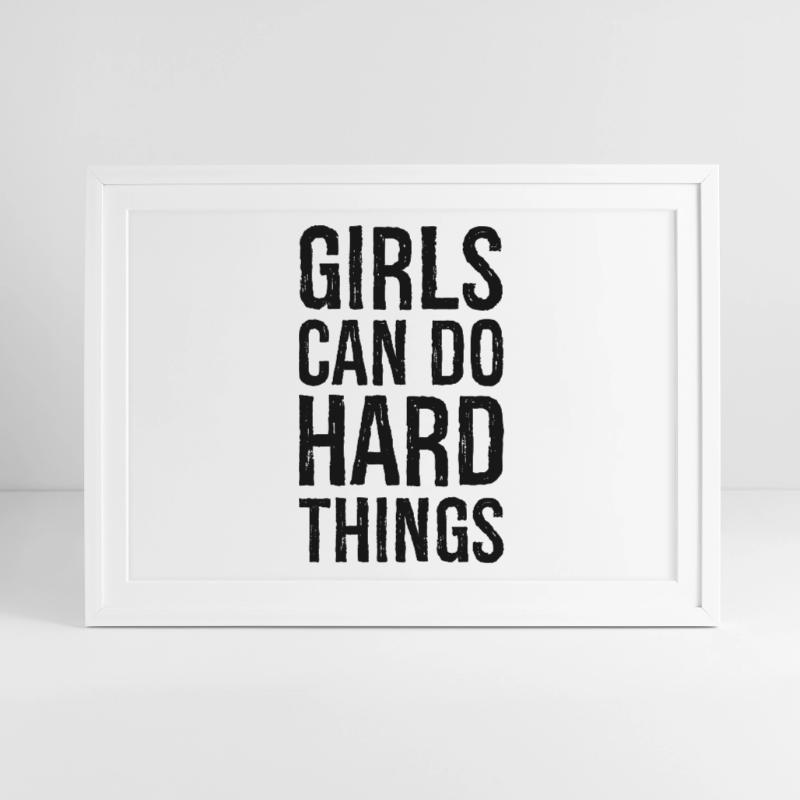 Les filles peuvent faire des choses difficiles Affiche encadrée (69 × 49 cm)
