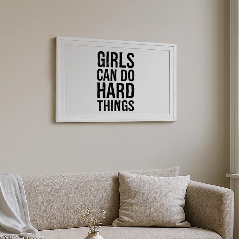 Les filles peuvent faire des choses difficiles Affiche encadrée (69 × 49 cm)