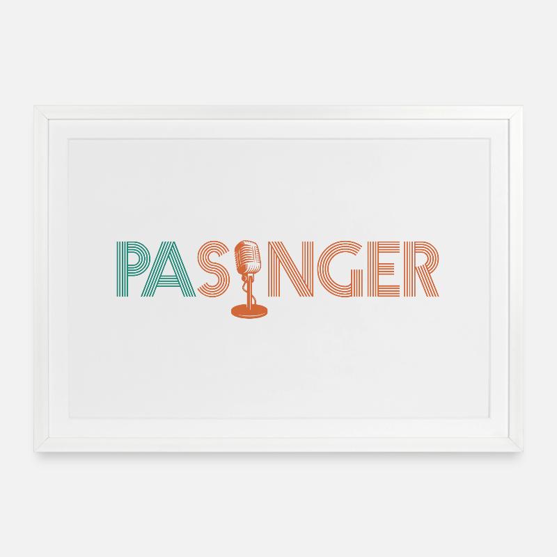 Passinger Mikrofon Typografie - Gerahmtes Poster (69 × 49 cm) - Weiß