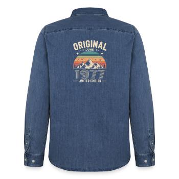 juin 1977 – Légende des sommets et montagnes - Chemise en denim homme bio Stanley/Stella - bleu moyen délavé  - Dos - AI Model Male 185 light (185cm)