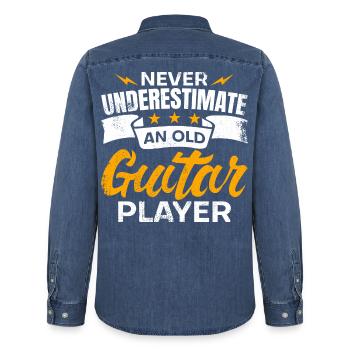 Ne sous-estimez jamais un vieux guitariste - Chemise en denim homme bio Stanley/Stella - bleu moyen délavé  - Dos - AI Model Male 185 light (185cm)