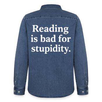 La lecture nuit à la stupidité - Chemise en denim homme bio Stanley/Stella - bleu moyen délavé  - Dos - AI Model Male 185 light (185cm)