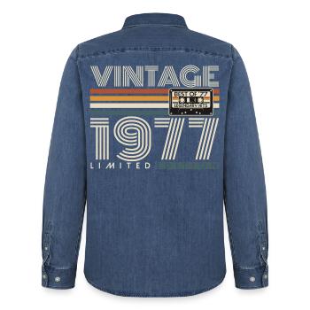 1977 Vintage Vintage Rétro Cadeau d’anniversaire - Chemise en denim homme bio Stanley/Stella - bleu moyen délavé  - Dos - AI Model Male 185 light (185cm)