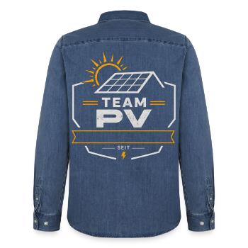 Team PV Solarenergie Emblem- Mach es zu Deinem - Männer Jeanshemd Organic von Stanley/Stella - verwaschenes Mittelblau  - Hinten - AI Model Male 185 light (185cm)