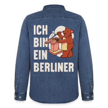 Ich bin ein Berliner – BBQ Bär Grillen Geschenk - Männer Jeanshemd Organic von Stanley/Stella - verwaschenes Mittelblau  - Hinten - AI Model Male 185 light (185cm)