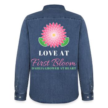 Liebe bei First Bloom Dahlia Flower Gardener - Männer Jeanshemd Organic von Stanley/Stella - verwaschenes Mittelblau  - Hinten - AI Model Male 185 light (185cm)