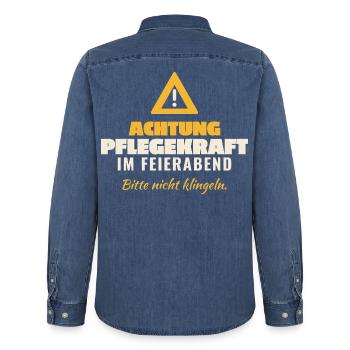 Achtung Pflegekraft Feierabend - Männer Jeanshemd Organic von Stanley/Stella - verwaschenes Mittelblau  - Hinten - AI Model Male 185 light (185cm)