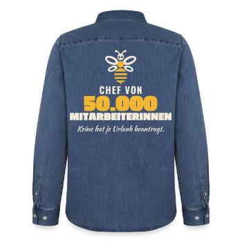 Imker Chef von 50000 Mitarbeiterinnen Bienen - Männer Jeanshemd Organic von Stanley/Stella - verwaschenes Mittelblau  - Hinten - AI Model Male 185 light (185cm)