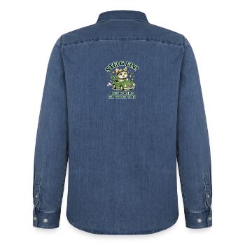 Katzenabenteuer im grünen Cabrio - Männer Jeanshemd Organic von Stanley/Stella - verwaschenes Mittelblau  - Hinten - AI Model Male 185 light (185cm)