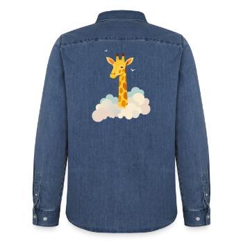Douce girafe au-dessus des nuages – Motif onirique - Chemise en denim homme bio Stanley/Stella - bleu moyen délavé  - Dos - AI Model Male 185 light (185cm)