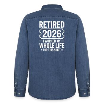 Devise du maillot de la retraite 2026 - Chemise en denim homme bio Stanley/Stella - bleu moyen délavé  - Dos - AI Model Male 185 light (185cm)