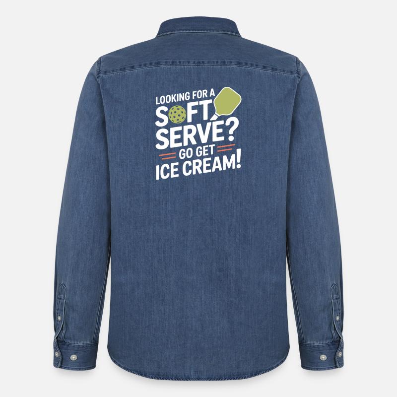 Giocatore di pickleball in cerca di un Dinking su Soft Serve - Camicia in denim uomo bio di Stanley/Stella - blu medio slavato 