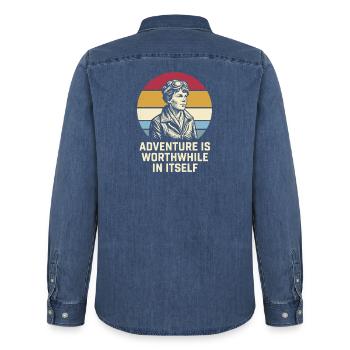 Amelia Earhart Das Abenteuer ist lohnenswert - Männer Jeanshemd Organic von Stanley/Stella - verwaschenes Mittelblau  - Hinten - AI Model Male 185 light (185cm)
