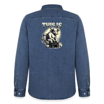 C’est de l’humour de toilettes à la connerie - Chemise en denim homme bio Stanley/Stella - bleu moyen délavé  - Dos - AI Model Male 185 light (185cm)