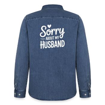 Désolé pour la femme drôle de mon mari - Chemise en denim homme bio Stanley/Stella - bleu moyen délavé  - Dos - AI Model Male 185 light (185cm)