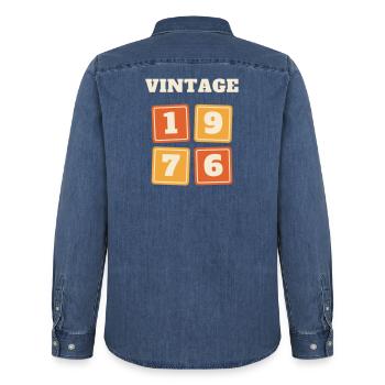 Vintage 1976 Retro Jahrgang 50. Geburtstag Geschen - Männer Jeanshemd Organic von Stanley/Stella - verwaschenes Mittelblau  - Hinten - AI Model Male 185 light (185cm)