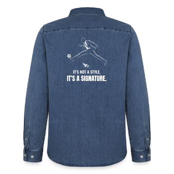 Es ist kein Stil, es ist ein Markenzeichen – Fußball - Männer Jeanshemd Organic von Stanley/Stella - verwaschenes Mittelblau  - Hinten - AI Model Male 185 light (185cm)
