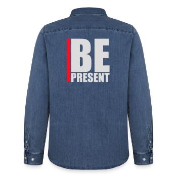 Soyez présent en ce moment, ici et maintenant Texte de citation - Chemise en denim homme bio Stanley/Stella - bleu moyen délavé  - Dos - AI Model Male 185 light (185cm)