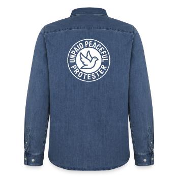 Unpaid Peaceful Protester Aktivistin Spruch Demo - Männer Jeanshemd Organic von Stanley/Stella - verwaschenes Mittelblau  - Hinten - AI Model Male 185 light (185cm)