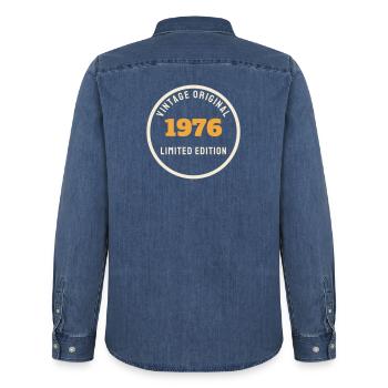 Vintage 1976 Original Limited Edition 50. Geburtst - Männer Jeanshemd Organic von Stanley/Stella - verwaschenes Mittelblau  - Hinten - AI Model Male 185 light (185cm)