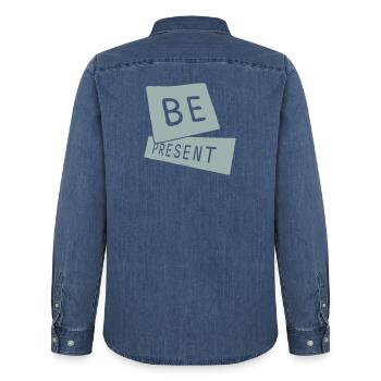 Soyez présent en ce moment, ici et maintenant Texte de citation - Chemise en denim homme bio Stanley/Stella - bleu moyen délavé  - Dos - AI Model Male 185 light (185cm)