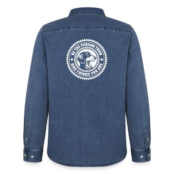 Dackel - Be the person your dog thinks you are - Männer Jeanshemd Organic von Stanley/Stella - verwaschenes Mittelblau  - Hinten - AI Model Male 185 light (185cm)
