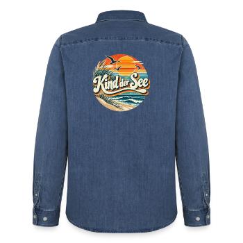 Kind der See Strand Retro - Männer Jeanshemd Organic von Stanley/Stella - verwaschenes Mittelblau  - Hinten - AI Model Male 185 light (185cm)