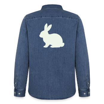 Zarte Kaninchen Silhouette - Männer Jeanshemd Organic von Stanley/Stella - verwaschenes Mittelblau  - Hinten - AI Model Male 185 light (185cm)