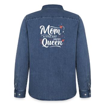 Maman - Un titre juste au-dessus de Queen - Chemise en denim homme bio Stanley/Stella - bleu moyen délavé  - Dos - AI Model Male 185 light (185cm)