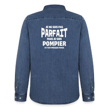 pompier, je suis pompier, super pompier - Chemise en denim homme bio Stanley/Stella - bleu moyen délavé  - Dos - AI Model Male 185 light (185cm)