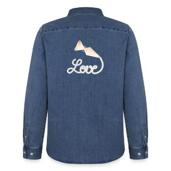 Spritzbeutel schreibt „Love“ – süßes Deko-Motiv - Männer Jeanshemd Organic von Stanley/Stella - verwaschenes Mittelblau  - Hinten - AI Model Male 185 light (185cm)