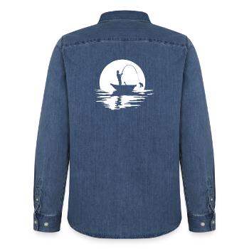 Angler im Boot bei Sonnenuntergang - Männer Jeanshemd Organic von Stanley/Stella - verwaschenes Mittelblau  - Hinten - AI Model Male 185 light (185cm)