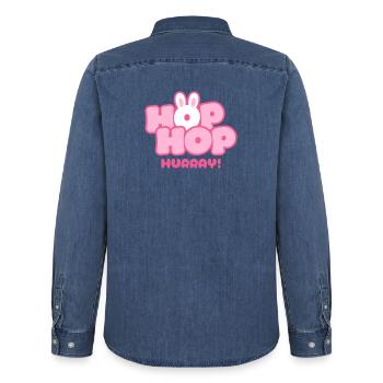 Hop Hop Hourra | Motif de la jolie phrase de lapin - Chemise en denim homme bio Stanley/Stella - bleu moyen délavé  - Dos - AI Model Male 185 light (185cm)