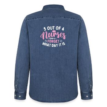 5 von 4 Krankenschwestern vergessen welchen Tag Humor - Männer Jeanshemd Organic von Stanley/Stella - verwaschenes Mittelblau  - Hinten - AI Model Male 185 light (185cm)