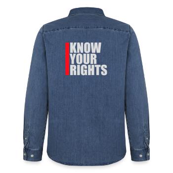 Know Your Rights Aktivismus Gerechtigkeit Freiheit - Männer Jeanshemd Organic von Stanley/Stella - verwaschenes Mittelblau  - Hinten - AI Model Male 185 light (185cm)