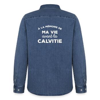 A la mémoire de ma vie avant la calvitie Chauve - Chemise en denim homme bio Stanley/Stella - bleu moyen délavé  - Dos - AI Model Male 185 light (185cm)