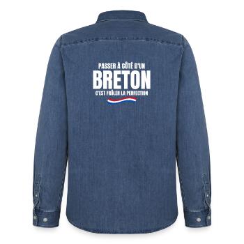Bretagne, Bretagne humour, je suis Breton - Chemise en denim homme bio Stanley/Stella - bleu moyen délavé  - Dos - AI Model Male 185 light (185cm)