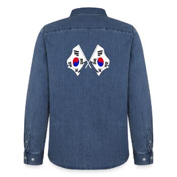 Deux drapeaux croisés de la Corée du Sud - Chemise en denim homme bio Stanley/Stella - bleu moyen délavé  - Dos - AI Model Male 185 light (185cm)