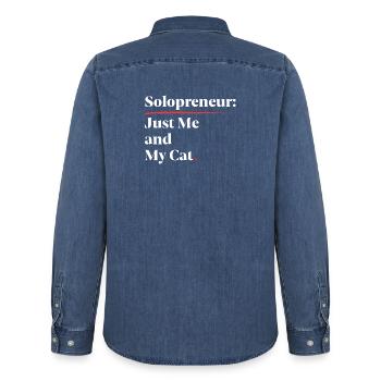 Solopreneur : Juste moi et mon chat [Blanc] - Chemise en denim homme bio Stanley/Stella - bleu moyen délavé  - Dos - AI Model Male 185 light (185cm)